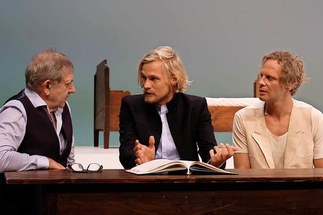 Von links: Erzhler (Andr Jung), Pfar... (Jirka Zett) und Lenz (Jan Bluthardt)  | Foto: Yves Binet