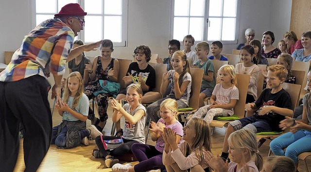 Knstler Zack unterhielt die Kinder in Neuenburg<ppp></ppp>  | Foto: Jutta Geiger