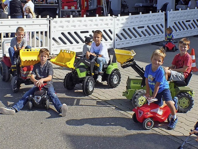 Die Kinder hatten ihren Spa mit  Bobbycar und Traktor.   | Foto: Rudi Rest