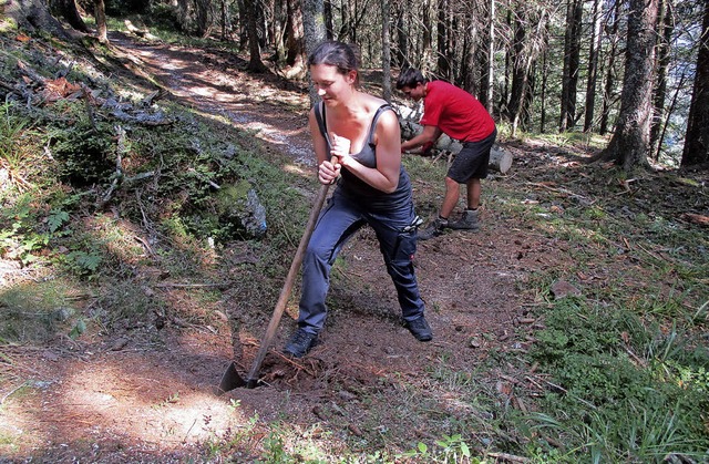 Auch die Pflege von Wanderwegen umfass...elaufene Bergwaldprojekt am Feldberg.   | Foto: Bergwaldprojekt