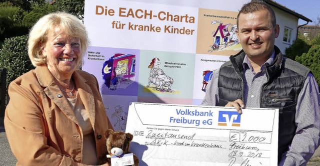 Monika Werner, Vorsitzende des Landesv...in, bei der Scheckbergabe in Wiechs.   | Foto: Susanne Filz