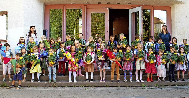 Die 36 Erstklssler der  Waldorfschule... Erinnerungsfoto vor der Eingangstr.   | Foto: waldorfSchule