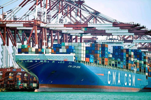 Eine lange Liste von Importen aus China wird um zehn Prozent teurer.  | Foto: dpa