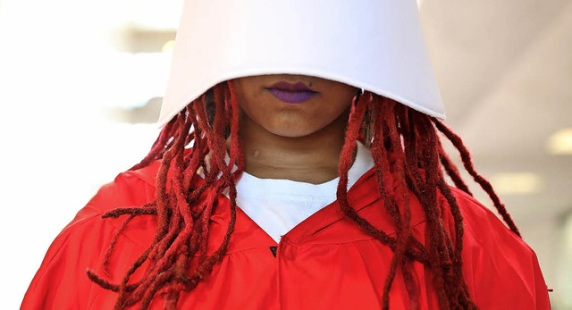 Kennzeichen rote Robe: Frauenrechtlerin in den USA   | Foto: afp