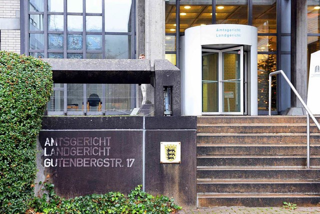 Vor dem Landgericht in Baden-Baden mus...s 37 kleine Mdchen missbraucht haben.  | Foto: dpa