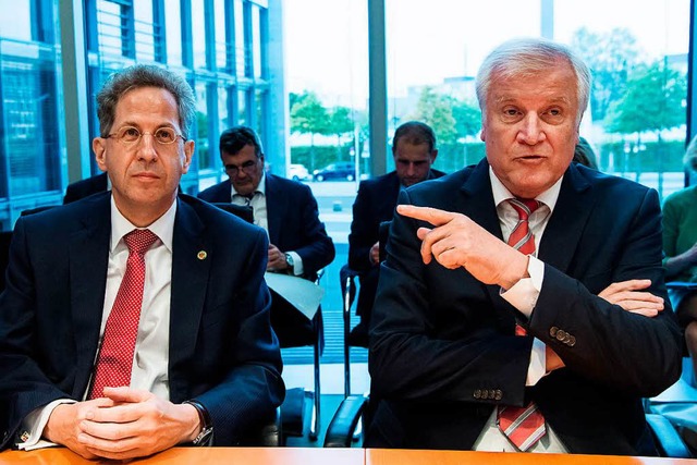 Innenminister Seehofer (r) und Hans-Ge...nenausschusses im Deutschen Bundestag.  | Foto: dpa