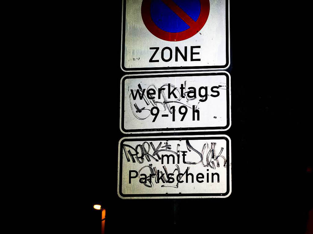 Freiburger Straenschilder bei Nacht.