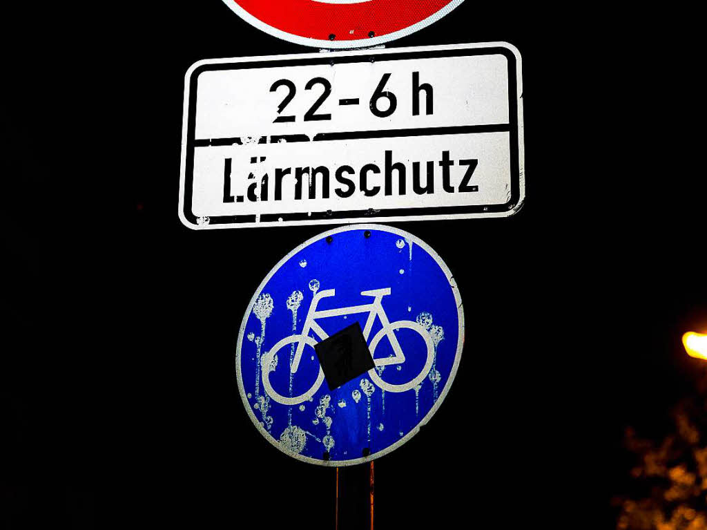 Freiburger Straenschilder bei Nacht.