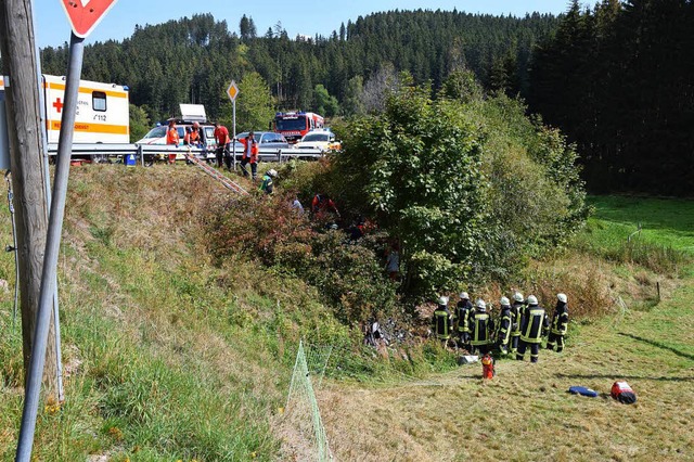 Mitglieder der Bergwacht und der Feuer...ten Motorradfahrer aus der Feldhecke.   | Foto: Kamera 24