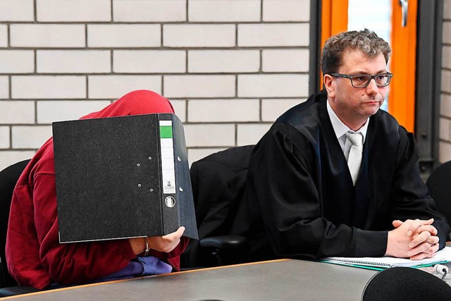 Der 34 Jahre alte angeklagte Schwimmle...-Baden mit seinem Anwalt Christian S  | Foto: dpa