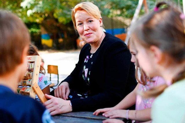 Franziska Giffey (SPD), Bundesfamilien...ot;mittendrin&quot; das Gute-KiTA vor.  | Foto: dpa