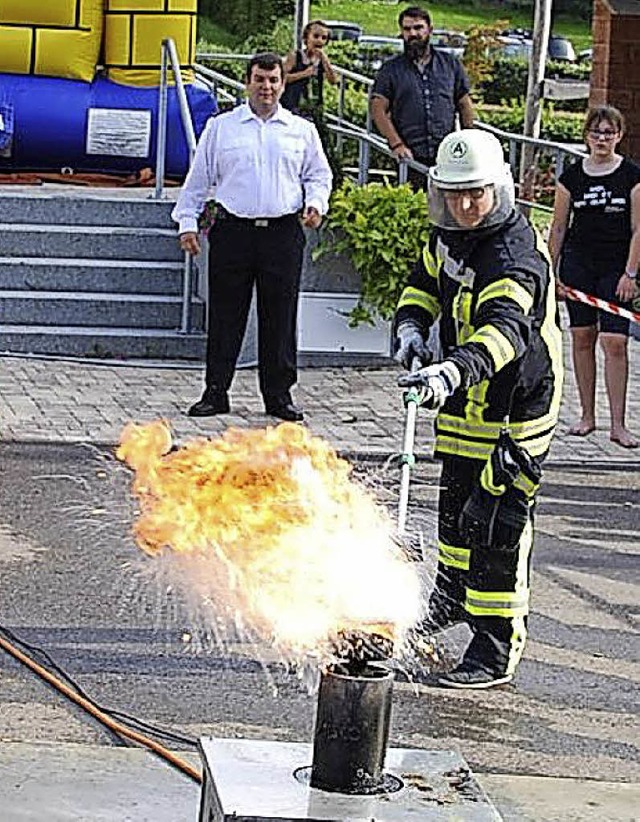 Ein Liter brennendes l plus ein Liter...n Sekunden eine Stichflamme entstehen.  | Foto: Walter Schmidt