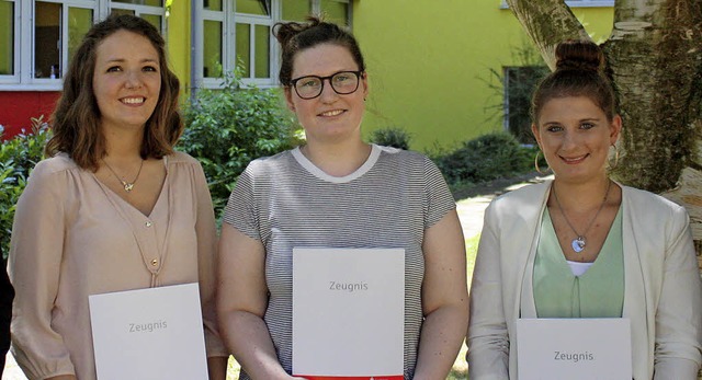 Svenja Kster, Lara Kern und Sabrina B...von links) waren die Jahrgangsbesten.   | Foto: Kaufmnnische Schule