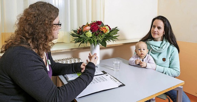 Babylotsin Vera Stchelin (links) bert eine junge Mutter.   | Foto: St. Elisabethen-Krankenhaus