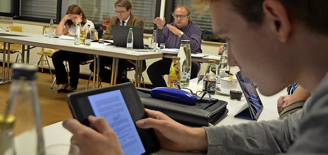 iPad am Ratstisch: Was in Grenzach-Wyh...;s nun auch im Weiler Stadtrat geben.   | Foto: Gerigk