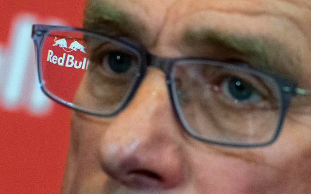 Das Logo von Red Bull ist im Brillengl...-Sportdirektor Ralf Rangnick zu sehen.  | Foto: dpa