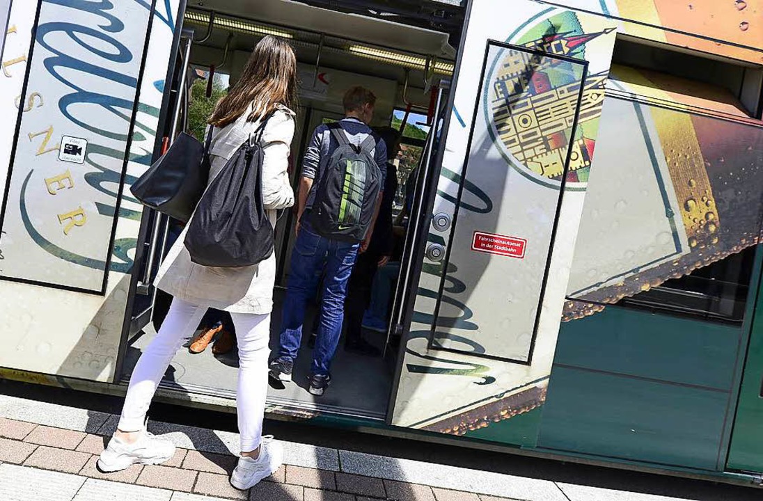 Beim Einsteigen in eine ltere Tram wu...lle Tren videoberwacht. (Symbolbild)  | Foto: Ingo Schneider