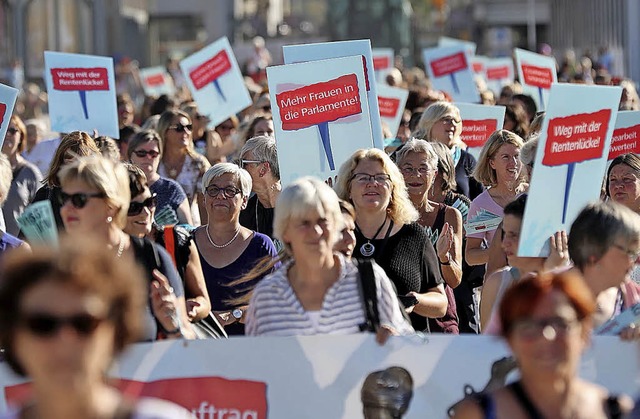 Die etwa 400 Frauen der Bundeskonferen...uftragten demonstrieren in Karlsruhe.   | Foto: Susanne Hbner/BAG
