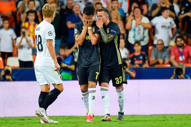 Ronaldo hat von Schiri Felix Brych die Rote Karte gezeigt bekommen.  | Foto: AFP