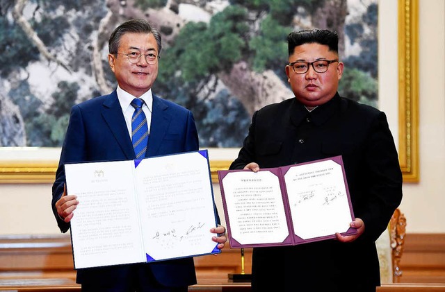 Sdkoreas Prsident Moon Jae-in und No...okumente ihres Gipfel-bereinkommens.   | Foto: DPA