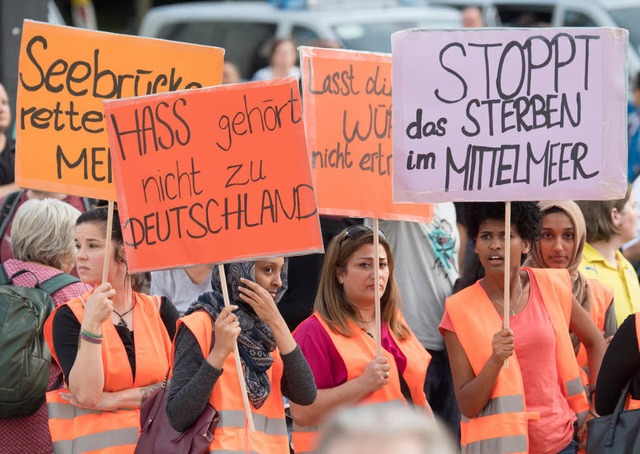 Mehrere tausend Menschen demonstieren ...ebrcke&#8220; fr sichere Fluchtwege.  | Foto: dpa