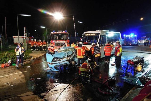 Auto kollidiert mit Linienbus – ein Schwerverletzter in Laufenburg
