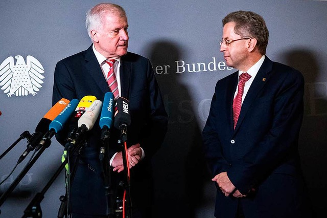 Horst Seehofer (links, CSU), Bundesmin... Verfassungsschutz (BfV). (Archivbild)  | Foto: dpa