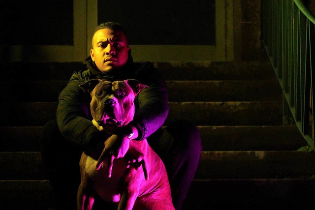 Ein Mann und sein Hund: EazyOno posiert mit  Shadow.  | Foto: Promo