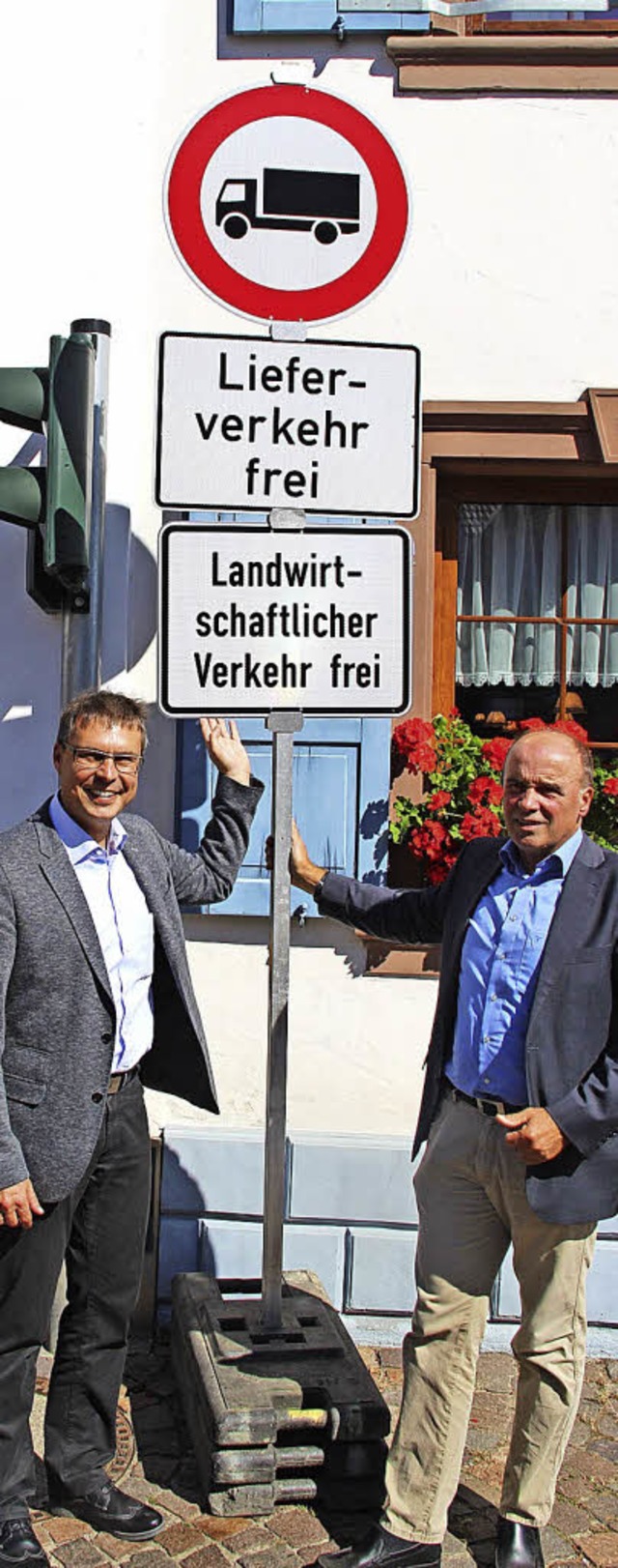 Michael Bruder (links) und Dieter Schn...zeigen die Verbotstafel in Btzingen.   | Foto: Hod
