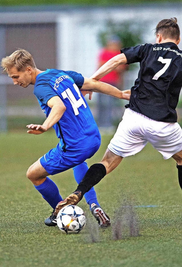 Der Neustdter Markus Tritschler (link...piel, hier im Duell mit Jens Fichter.   | Foto: W. Scheu