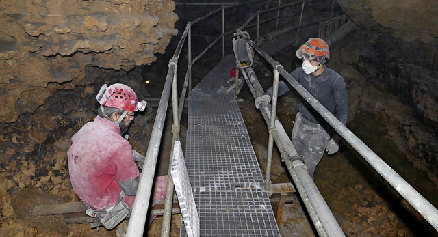 Das Verlegen der neuen Gitterroste bedeutet fr die Arbeiter  viel Tftelarbeit.  | Foto: Ingrid Bhm-Jacob