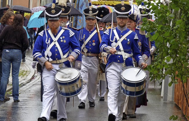 Die Historische Brgerwehr erfreut mit...er beim Stdtbchlifest in Hfingen.    | Foto: Lendle