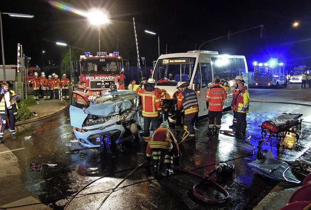 Ein Groaufgebot an Rettungskrften wa...einem 15-sitzigen Linienbus zusammen.   | Foto: Feuerwehr Laufenburg