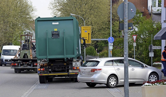 BZ-Redakteur Hannes Lauber fhrt den  ...uf parkende Fahrzeuge fotografiert.     | Foto: Hannes Lauber