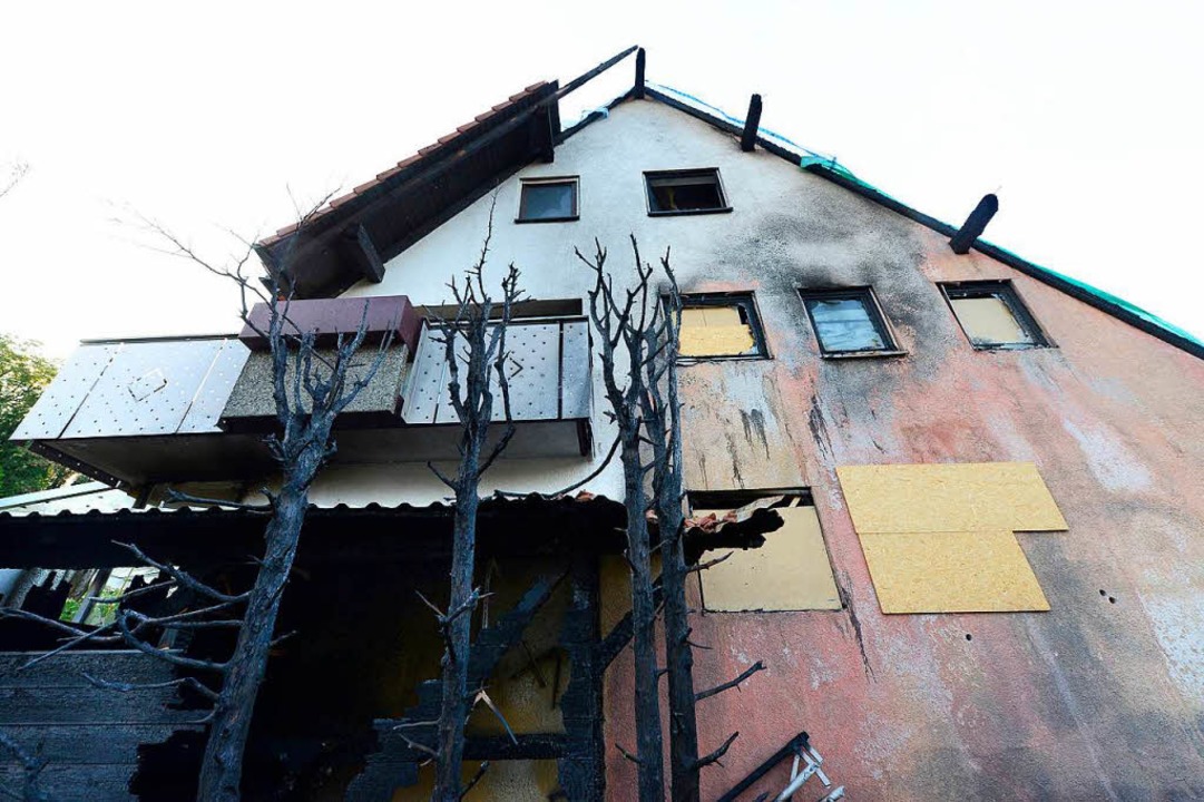 Die Spuren und Schrecken des Brandes sind weiterhin allgegenwärtig.  | Foto: Ingo Schneider