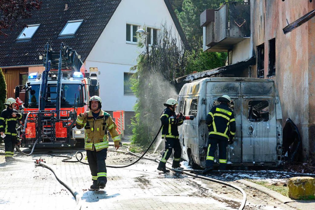 Die Feuerwehr bei den Löscharbeiten  | Foto: Ingo Schneider