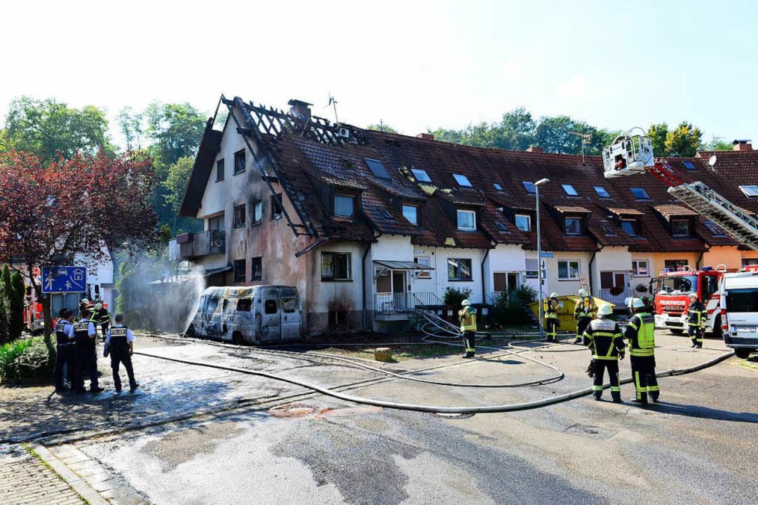 Die Feuerwehr bei den Lscharbeiten  | Foto: Ingo Schneider