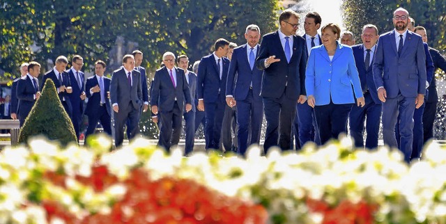 Sonnige Stimmung prgte den EU-Gipfel ... Merkel im Kreise der Regierungschefs.  | Foto: afp