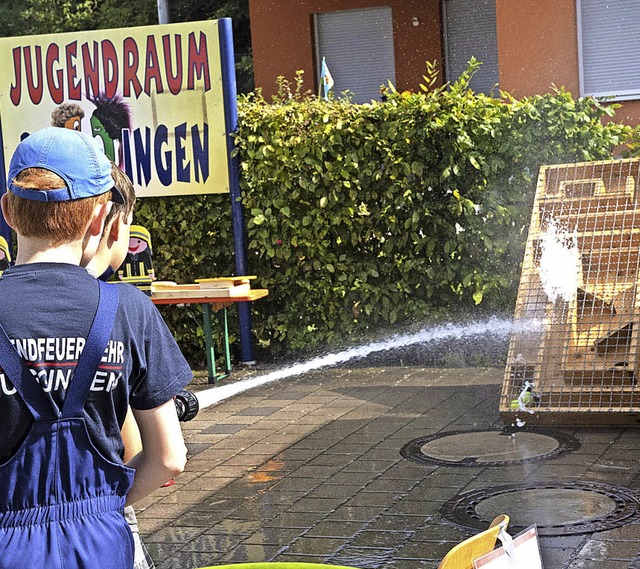 Viele Gste kamen zum Feuerwehrhock in... fr Kinder ein spritziges Vergngen.   | Foto: Volker Mnch