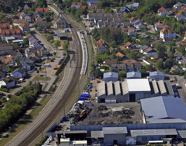 Das Luftbild von Anfang September zeig...n liegt viel zu nah an Wohnhusern.     | Foto: Erich Meyer