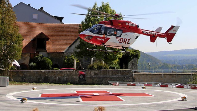 Ein Hubschrauber der Deutschen Luftret...n Landeplatz des Spitals Waldshut ab.   | Foto: Maximilian Halter
