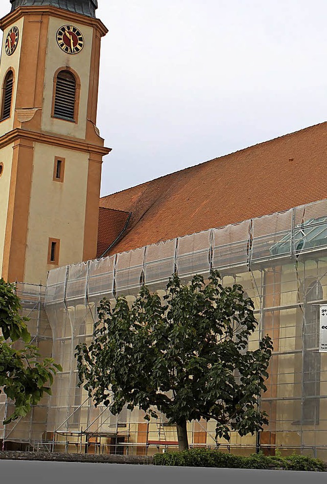 Das Kirchendach wird in Teilen neu gedeckt.   | Foto: Adelbert Mutz