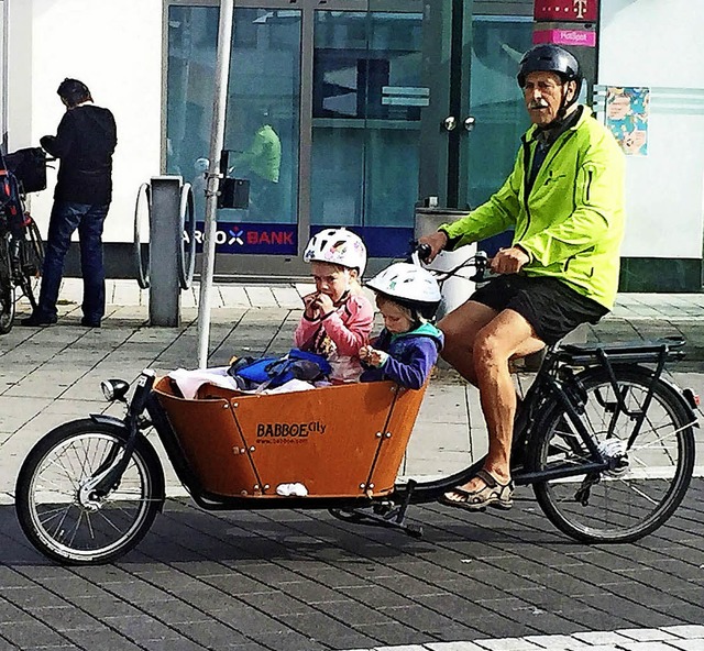 Kurt Hockenjos mit seinen Enkeln Carla und Theo im Lastenrad.    | Foto: Stadt Lahr