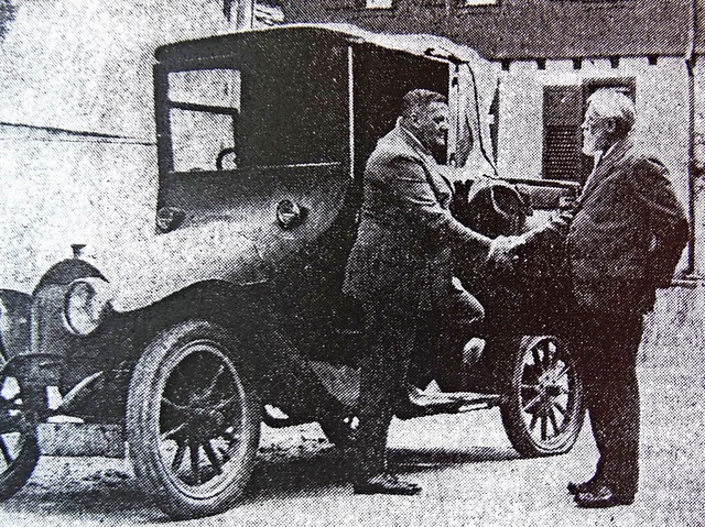 Wilhelm Stahl (rechts) und Fahrlehrer ...mobil nach Neustadt chauffiert hatten.  | Foto: Archiv Roland Weis