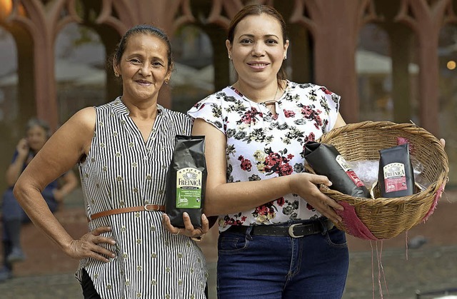 Esmeralda Martinez (links) und Maribel... auch den Fair-Trade-Kaffee Freinica.   | Foto: Ingo Schneider