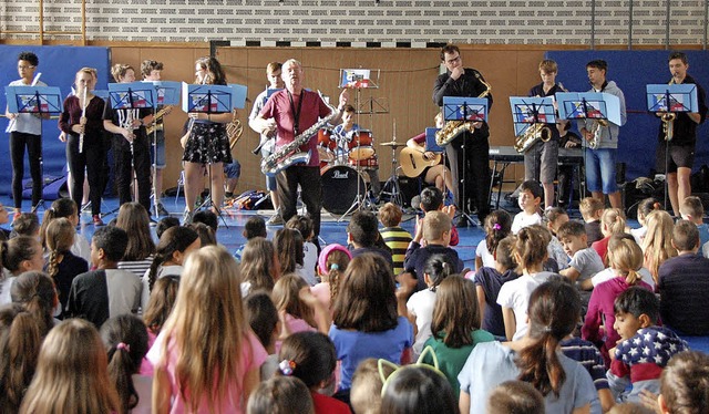 An der Rheinschule lernen fast alle Ki...onin Kral und seinen jungen Musikern.   | Foto: Frey