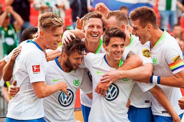 Jubelnde Wolfsburger beim 3:1-Sieg gegen Leverkusen  | Foto: dpa