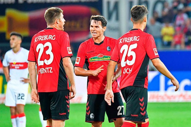 Gesprchsbedarf: In der Defensive des ...en VfB Stuttgart Abstimmungsprobleme.   | Foto: Achim Keller