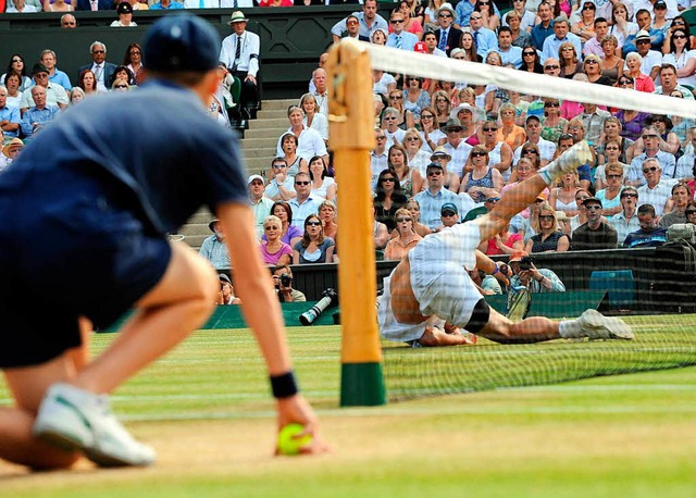 Wimbledon-Finale 2009: Andy Roddick f...ell gegen Roger Federer auf den Rasen.  | Foto: dpa