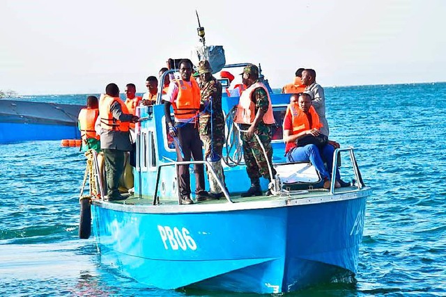 Rettungskrfte stehen auf einem Boot in der Nhe des Unglcksortes.  | Foto: dpa
